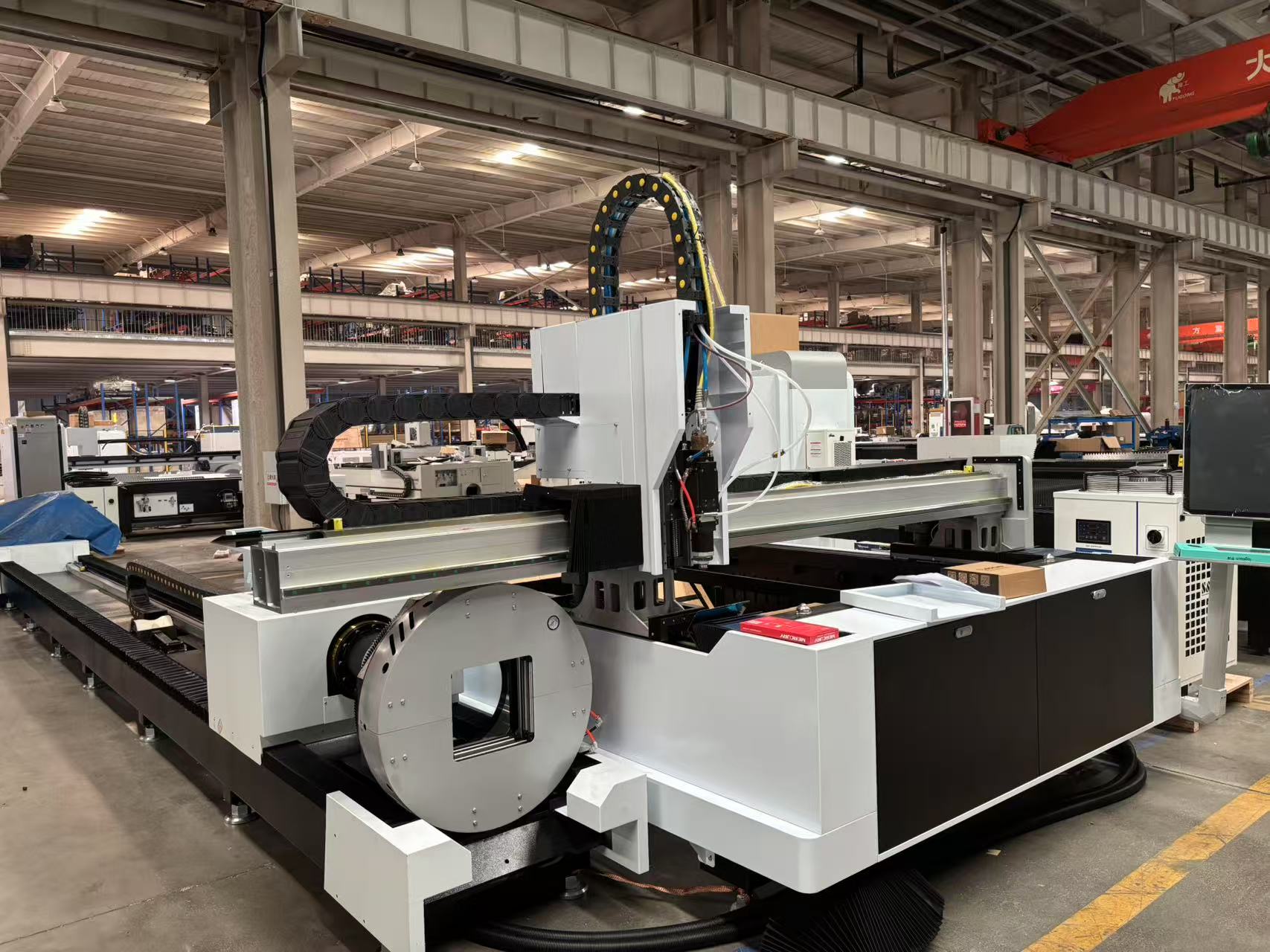 Комбинированный станок лазерной резки металлических листов и труб GWeike LF3015LNR II 6 кВт изображение